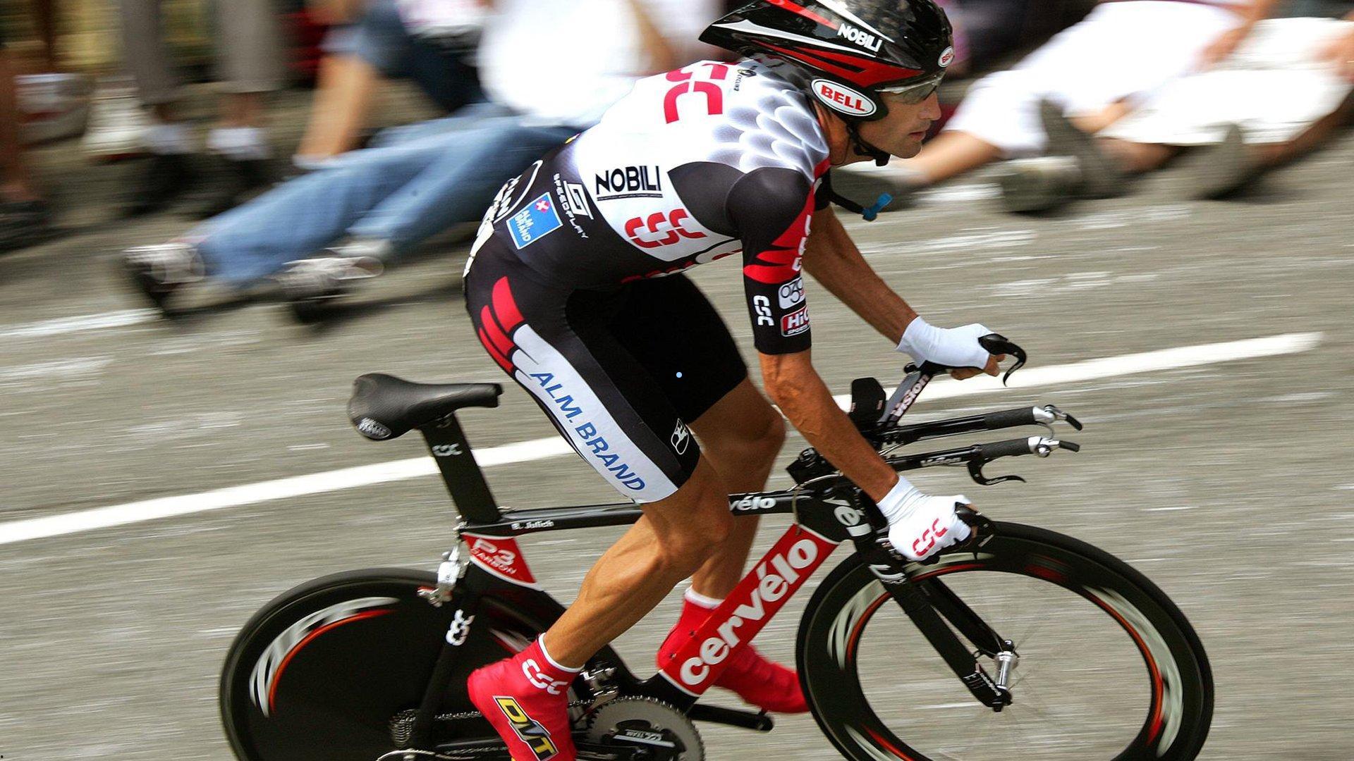 厄瓜多尔足球场暴行，伪装警员射杀运动员震惊世界