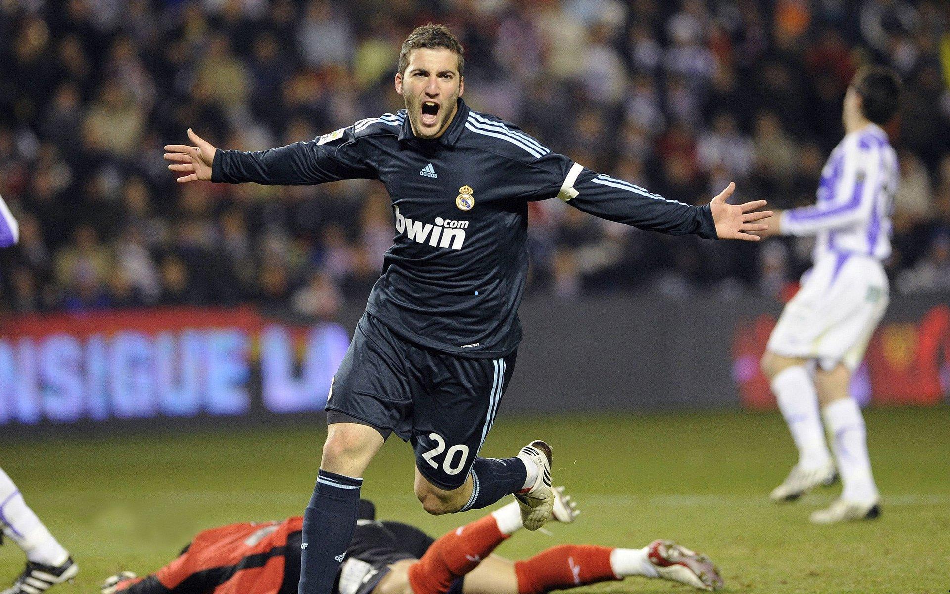 开云|蓝月军团北欧远征记,未获门票球迷攀树观赛显狂热